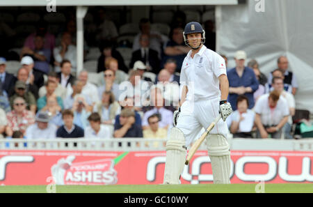 Der Engländer Jonathan Trott tritt bei seinem internationalen Debüt am ersten Tag des fünften Testmatches der Npower Ashes beim Brit Oval in London ins Feld Stockfoto