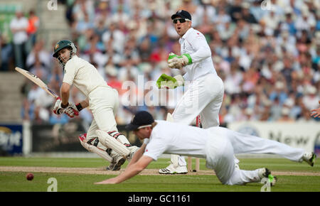 Der Australier Simon Katich trifft beim fünften npower Test Match im Oval, London, den Ball an Englands Paul Collingwood vorbei. Stockfoto