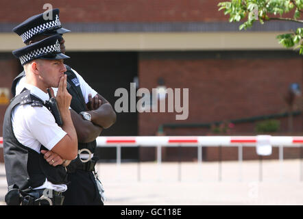 Zwei Polizisten stehen auf der Wache am Wimbledon Magistrate Court in Wimbledon Süd-West London, wo Craig Calderwood, 26, und Solomun Beyene, 24, sollten erscheinen. Stockfoto