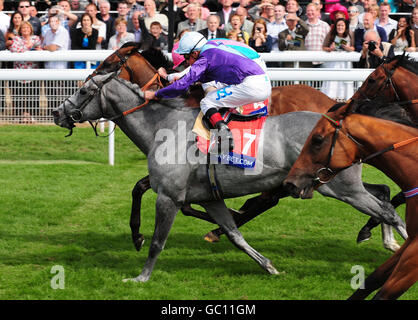 Zwischen Dream Eater und William Buick wird eine tote Hitze ausgerufen (Nr. 7) und konfrontieren, die von Ryan Moore geritten werden, während sie gemeinsam die Linie in den Sky Bet City of York Stakes beim Ebor Festival auf der Pferderennbahn von York überqueren. Stockfoto