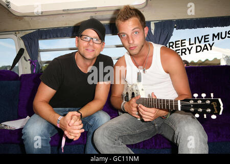 James Morrison (rechts) wird vom Absolute Radio DJ Ben Jones backstage beim V Festival in Hylands Park, Chelmsford, interviewt. Stockfoto