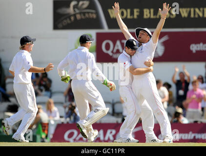 Der englische Andrew Flintoff wird gratuliert, nachdem er beim fünften Npower-Testspiel im Oval in London den australischen Ricky Ponting ausgelaufen ist. Stockfoto