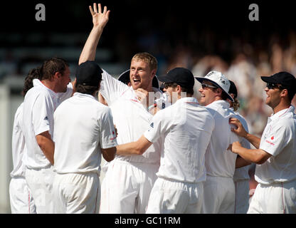 Der englische Andrew Flintoff feiert den Auslauf des australischen Kapitäns Ricky Ponting beim fünften Npower-Testspiel im Oval in London. Stockfoto