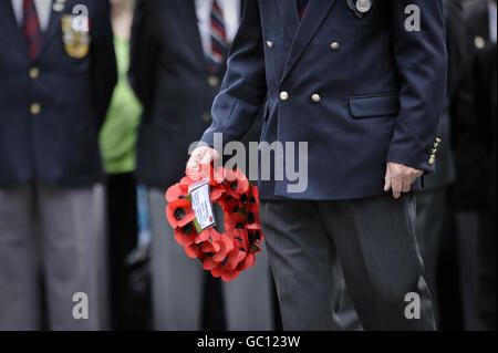 Ein Mitglied der Royal British Legion hält bei der Gedenkfeier in Abergavenny, Wales, einen Mohnkranz, um das Leben von Richard Hunt zu feiern, dem 200. Soldaten, der in Afghanistan starb. Stockfoto