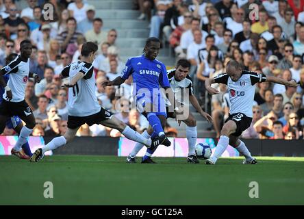 Fußball - Barclays Premier League - Fulham gegen Chelsea - Craven Cottage. Chelseas Didier Drogba (Mitte) kämpft gegen Fulhams Danny Murphy (rechts) und Zoltan Gera (links) um den Ball. Stockfoto