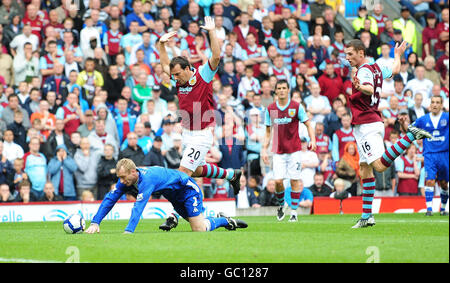 Evertons Tony Hibbert wird von Burnleys Robbie Blake angefouldet, was zu einem Elfmeterstoß während des Barclays Premier League-Spiels in Turf Moor, Burnley, führt. Stockfoto