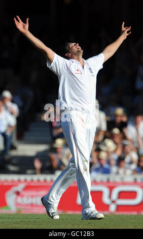 Der englische Steve Harmion feiert das Einnehmen des Dickens von Australiens Stuart Clark während des fünften npower Test Match im Oval, London. Stockfoto