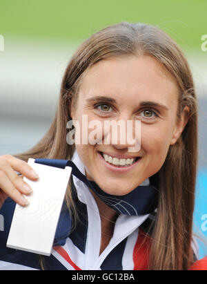 Die britische Lisa Dobriskey mit ihrer Silbermedaille für ihre Leistungen im 1500-Meter-Lauf der Frauen während der IAAF-Weltmeisterschaft im Olympiastadion, Berlin. Stockfoto