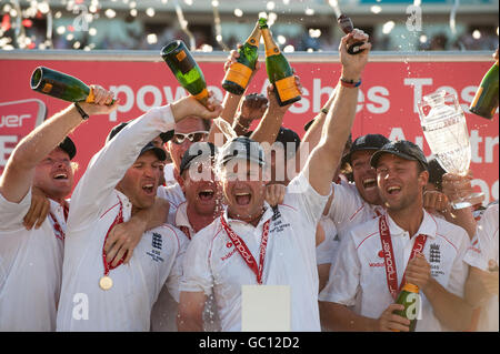 Cricket - The Ashes 2009 - npower Fünfter Test - Tag vier - England gegen Australien - The Brit Oval. England feiert nach dem fünften npower-Testspiel im Oval in London seinen Sieg über Australien. Stockfoto