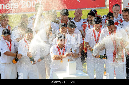 Cricket - The Ashes 2009 - npower Fünfter Test - Tag vier - England gegen Australien - The Brit Oval. England feiert seinen Sieg über Australien beim fünften npower-Testspiel im Londoner Oval. Stockfoto