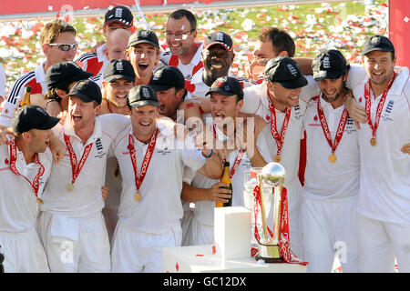 Cricket - The Ashes 2009 - npower Fünfter Test - Tag vier - England gegen Australien - The Brit Oval. England feiert nach dem Gewinn der Asche nach dem fünften npower Test Match im Oval, London. Stockfoto