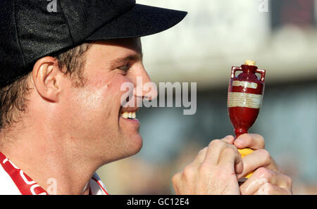 Der englische Kapitän Andrew Strauss blickt auf die Ashes-Urne nach dem Sieg über Australien im fünften npower-Testspiel im Londoner Oval. Stockfoto