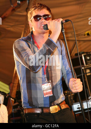 Tom Chaplin von Keane spielt auf der Absolute Radio Secret Stage während des Virgin Media V Festivals im Hylands Park, Chelmsford, Essex. Stockfoto