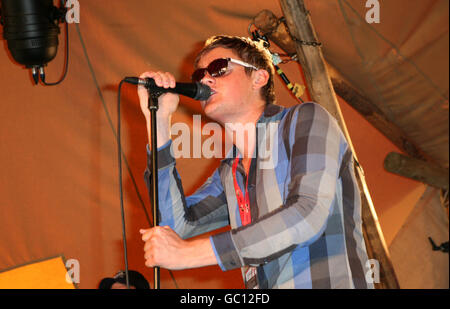 Tom Chaplin von Keane spielt auf der Absolute Radio Secret Stage während des Virgin Media V Festivals im Hylands Park, Chelmsford, Essex. Stockfoto