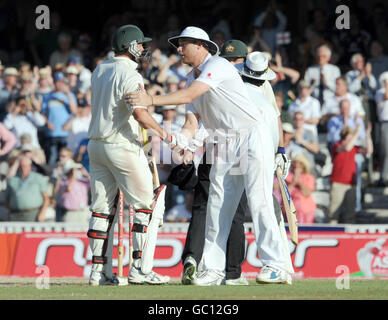 Englands Andrew Flintoff tröstet den australischen Ben Hilfenhaus, nachdem England Australien besiegt und die Ashes beim fünften npower Test Match im Oval, London, zurückgewonnen hat. Stockfoto