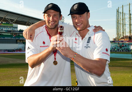 Die Engländer Steve Harmisson (links) und Andrew Flintoff feiern mit der Ashes Urne nach dem Sieg über Australien im fünften npower-Testspiel im Londoner Oval. Stockfoto
