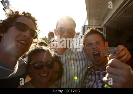 Cricket - The Ashes 2009 - npower Fünfter Test - Tag vier - England gegen Australien - The Brit Oval. England-Fans feiern ihren Sieg über Australien beim fünften npower-Testspiel im Oval, London. Stockfoto