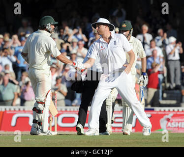 Englands Andrew Flintoff tröstet den australischen Ben Hilfenhaus, nachdem England Australien besiegt und die Ashes beim fünften npower Test Match im Oval, London, zurückgewonnen hat. Stockfoto