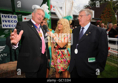 Pferderennen - Variety Club Day - Sandown Park. Die Schauspieler Derek Martin (r) und Graham Cole (l) werden von Melinda Messenger beim Variety Club Day im Sandown Park interviewt Stockfoto