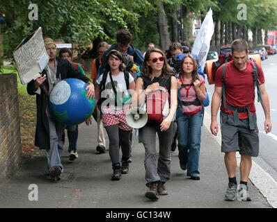 Die Demonstranten kommen am Ort des Climate Camp 2009 in Lewisham, London an. Stockfoto