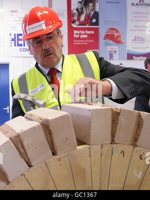 Bob Ainsworth MP legt einen Stein bei einem Besuch in Blackpool Build up in Blackpool, wo er Auszubildende Bauherren, die neue Fähigkeiten, um im Baugewerbe eingesetzt zu lernen waren getroffen. Stockfoto