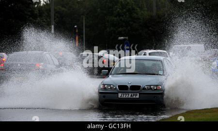 Starker Regen und eine geplatzte Wasserleitung machen das Fahren in North Tyneside während der Hauptverkehrszeit schwierig. Stockfoto