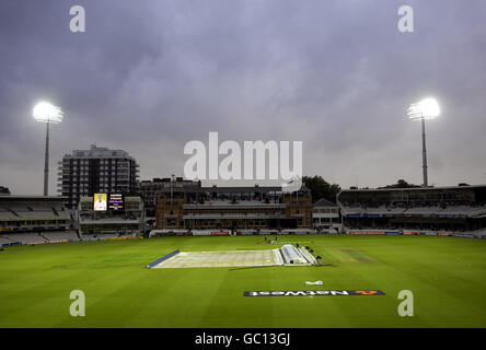 Cricket - NatWest Pro40 - Division Two - Middlesex / Lancashire - Lords. Bodenpersonal hat während einer Regenverzögerung während des Spiels NatWest Pro40, Division Two in Lords, London, Abdeckungen über dem Cricket-Platz verteilt. Stockfoto