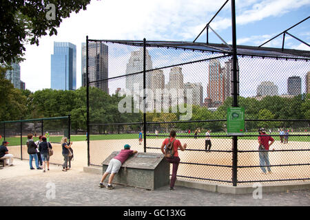 Blick auf ein Baseball-Spiel im New Yorker Central Park durch einen Zaun Stockfoto