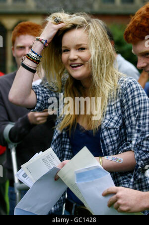 GCSE-Ergebnisse. Katlin Horner war erleichtert, nachdem sie ihre GCSE-Ergebnisse am Brighton College in Brighton, East Sussex, eröffnet hatte. Stockfoto