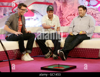 Moderator Rick Edwards (links) mit Hollywood-Schauspielern und Stars des Films „Funny People“, Adam Sandler (Mitte) und Jonah Hill auf dem T4-Sofa während der Dreharbeiten zum Programm in den T4 Studios in London. Stockfoto