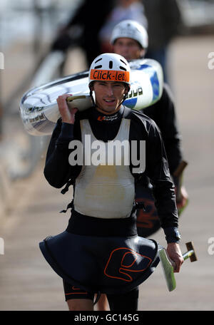 Die britischen C2-Partner David Florence (links) und Richard Hounslow gehen während ihres morgendlichen Trainings in Holme Pierrepont, Nottingham, zurück zum Start. Stockfoto