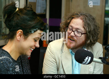 Die Sängerin Lily Allen wurde von Absolute Radio DJ Geoff Lloyd bei seiner Show im Absolute Radio im Zentrum von London interviewt. Stockfoto