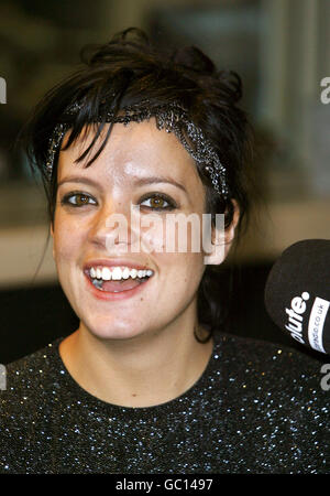 Sängerin Lily Allen bei Absolute Radio im Zentrum von London. Stockfoto