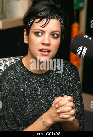 Lily Allen auf Absolute Radio. Sängerin Lily Allen bei Absolute Radio im Zentrum von London. Stockfoto