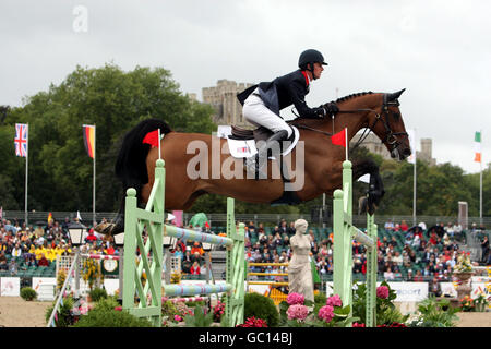 Ben Maher aus Großbritannien fährt Robin Hood W im Finale des Teams und zweite Einzelqualifikation am vierten Tag der European Show Jumping and Dressage Championships in Windsor. Stockfoto