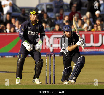 Cricket - NatWest Pro40 - Division One - Sussex / Durham - County Ground. Sussex's Murray Goodwin (rechts) trifft sich, während Durhams Philip Mustard während des Spiels auf dem County Ground, Hove, zuschaut. Stockfoto