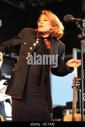 Cerys Matthews tritt für Rennfahrer nach dem Rennen am offiziellen Grand Opening Day in Ffos Las auf. Stockfoto