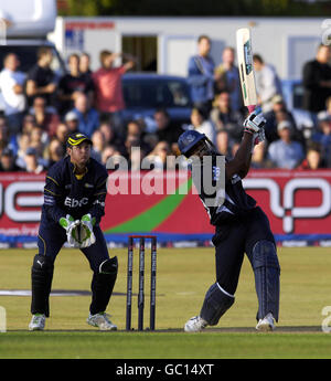 Sussex's Dwayne Smith (rechts) trifft eine sechs, während Durhams Philip Mustard während des Spiels auf dem County Ground, Hove, anschaut. Stockfoto