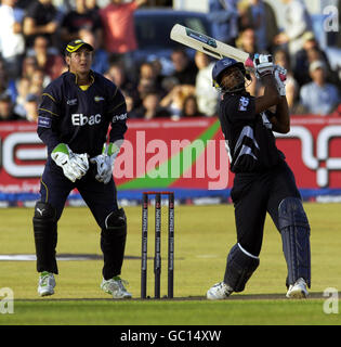 Sussex's Dwayne Smith (rechts) trifft eine sechs, während Durhams Philip Mustard während des Spiels auf dem County Ground, Hove, anschaut. Stockfoto