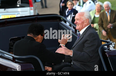 Muhammad Ali und Sir Henry Cooper während des vierten Tages der European Show Jumping and Dressage Championships, Windsor. Stockfoto