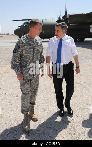 Premierminister Gordon Brown wird heute von General Stanley McChrystal, Kommandeur der Operationen in Afghanistan im Camp Bastion in Lashkar Gah in Afghanistan, begrüßt. Stockfoto