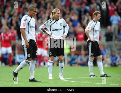 Jake Livermore von Derby County (links), Robbie Savage (Mitte) und Stephen Pearson stehen dejected, nachdem Dexter Blackstock von Nottingham Forest (nicht abgebildet) punktet Stockfoto