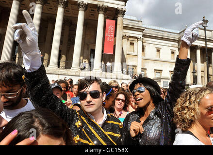 (Von links nach rechts) Michael Lewis und Shimaya Jackson schließen sich Hunderten von Michael Jackson Fans an, nachdem sie die 'Thriller'-Tanzroutine getanzt haben, als Hommage an den kürzlich verstorbenen amerikanischen Sänger am Trafalgar Square im Zentrum von London. Stockfoto