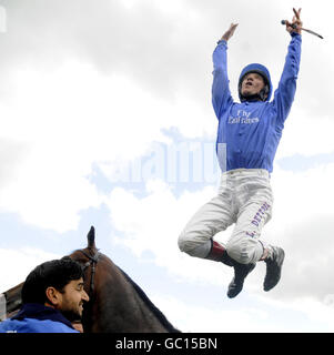 Jockey Frankie Dettori springt von seinem Mount Delegator nach dem Sieg in der totesport.com Celebration Mile auf der Goodwood Racecourse, West Sussex. Stockfoto