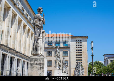 Demosthenes Statue vor Facultade de Letras in Universität Coimbra, Portugal. Stockfoto