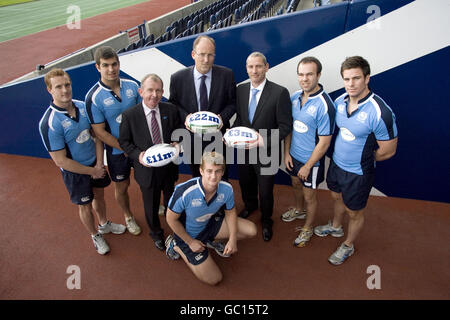 Counciler Tom Buchanon, Cheif Executive Gordon McKie und Event Scotland Stuart Turner mit den Rugby 7-Spielern während der Pressekonferenz in Murrayfield, Edinburgh. Stockfoto