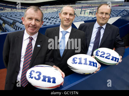 Ratsmitglied Tom Buchanon, Stuart Turner von Event Scotland und Chief Executive Gordon McKie während der Pressekonferenz in Murrayfield, Edinburgh. Stockfoto