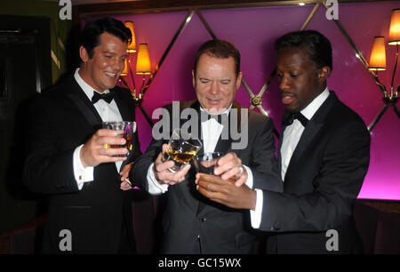 (Von links nach rechts) dieselbe Kane wie Dean Martin, Louis Hoover wie Frank Sinatra und Giles Terera wie Sammy Davis Jr während einer Fotozelle im Pigalle Club im Zentrum von London. Stockfoto