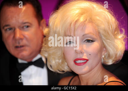 Louis Hoover als Frank Sinatra (links) und Sunny Thompson als Marilyn Monroe während einer Fotozelle im Pigalle Club im Zentrum von London. Stockfoto