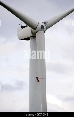 Arbeiter an der Windenergieanlage. Eine gefährliche Arbeit, aber jemand muss es tun. Ein Arbeiter führt Arbeiten an einer Windkraftanlage in der Nähe von Hartlepool durch. Stockfoto
